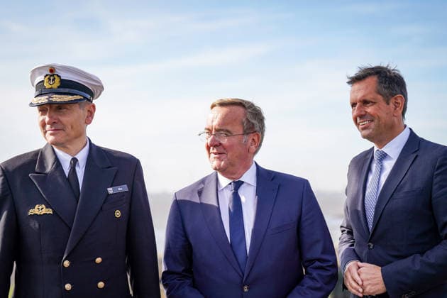 Germany, Emden: Vice Admiral Wilhelm Tobias Abry, Inspector General of the Navy (left), Federal Minister of Defense Boris Pistorius (center), and Lower Saxony’s Minister President Olaf Lies (right) at a press conference announcing the decision to locate the German Navy’s new naval base in Emden. Olaf Lies waves dur Copyright: xJOERANxSTEINSIEKx