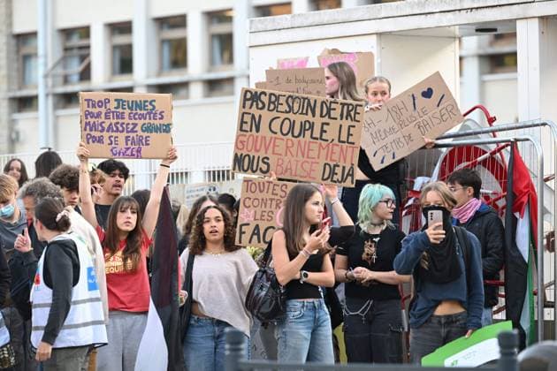 Blockade at Jean Michel High School, Lons-le-Saunier, October 5, 2026 PHOTOPQR LE PROGRES Philippe TRIAS 10 05 2026 Blockade at Jean Michel High School, Lons-le-Saunier, October 5, 2026 Blockade of Jean Michel High School by students Several arrests were made following clashes and mortar fire with the police France Fires have broken out at several schools in France, as students protest by blockading educational institutions nationwide over school funding and learning conditions Jura Franche-Comté France  Copyright: xPHOTOPQR LExPROGRES MAXPPPxPhilippexTRIASx 20261005LPL0027 20261005LPL0027