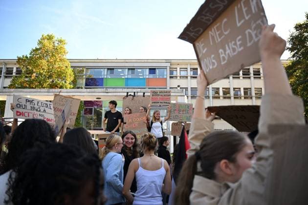 Blockade at Jean Michel High School, Lons-le-Saunier, October 5, 2026 PHOTOPQR LE PROGRES Philippe TRIAS 10 05 2026 Blockade at Jean Michel High School, Lons-le-Saunier, October 5, 2026 Blockade of Jean Michel High School by students Several arrests were made following clashes and mortar fire with the police France Fires have broken out at several schools in France, as students protest by blockading educational institutions nationwide over school funding and learning conditions Jura Franche-Comté France  Copyright: xPHOTOPQR LExPROGRES MAXPPPxPhilippexTRIASx 20261005LPL0044 20261005LPL0044