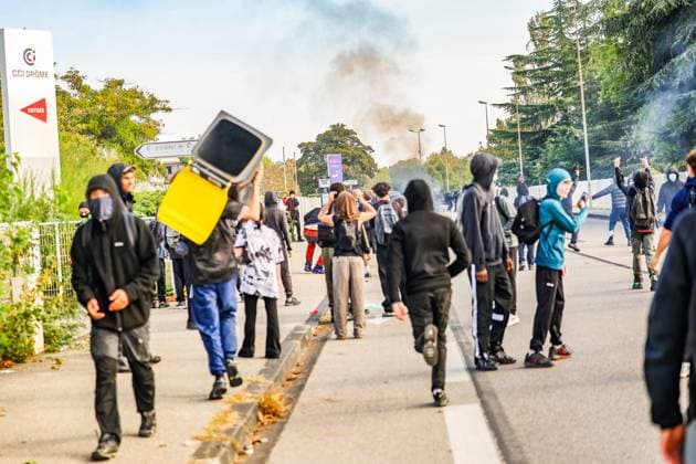 HIGH SCHOOL STUDENTS PROTEST IN VALENCE PHOTOPQR LE DAUPHINE Eliot BERNARD Valence October 5, 2026 Valence, October 5: High school students protest at Algoud Laffemas High School. Photo by Eliot Bernard. France. Fires have broken out at several schools in France as students protest by blocking access to educational institutions nationwide over school funding and learning conditions. Valence, Drôme, Rhône-Alpes, France  Copyright: xPHOTOPQR LExDAUPHINE MAXPPPxEliotxBERNARDx 20261005JDL0191 20261005JDL0191