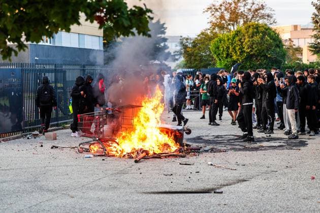 HIGH SCHOOL STUDENTS PROTEST IN VALENCE PHOTOPQR LE DAUPHINE Eliot BERNARD Valence October 5, 2026 Valence, October 5: High school students protest at Algoud Laffemas High School. Photo by Eliot Bernard. France. Fires have broken out at several schools in France as students protest by blocking access to educational institutions nationwide over school funding and learning conditions. Valence, Drôme, Rhône-Alpes, France  Copyright: xPHOTOPQR LExDAUPHINE MAXPPPxEliotxBERNARDx 20261005JDL0218 20261005JDL0218