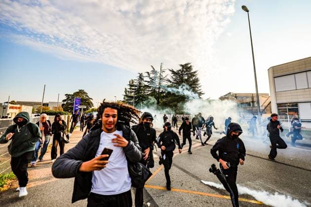 HIGH SCHOOL STUDENTS PROTEST IN VALENCE PHOTOPQR LE DAUPHINE Eliot BERNARD Valence October 5, 2026 Valence, October 5: High school students protest at Algoud Laffemas High School. Photo by Eliot Bernard. France. Fires have broken out at several schools in France as students protest by blocking access to educational institutions nationwide over school funding and learning conditions. Valence, Drôme, Rhône-Alpes, France  Copyright: xPHOTOPQR LExDAUPHINE MAXPPPxEliotxBERNARDx 20261005JDL0223 20261005JDL0223