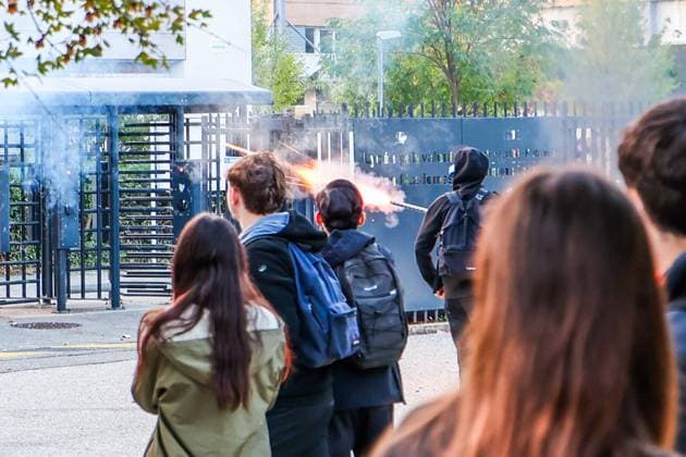 HIGH SCHOOL STUDENTS PROTEST IN VALENCE PHOTOPQR LE DAUPHINE Eliot BERNARD Valence October 5, 2026 Valence, October 5: High school students protest at Algoud Laffemas High School. Photo by Eliot Bernard. France. Fires have broken out at several schools in France as students protest by blocking access to educational institutions nationwide over school funding and learning conditions. Valence, Drôme, Rhône-Alpes, France  Copyright: xPHOTOPQR LExDAUPHINE MAXPPPxEliotxBERNARDx 20261005JDL0225 20261005JDL0225