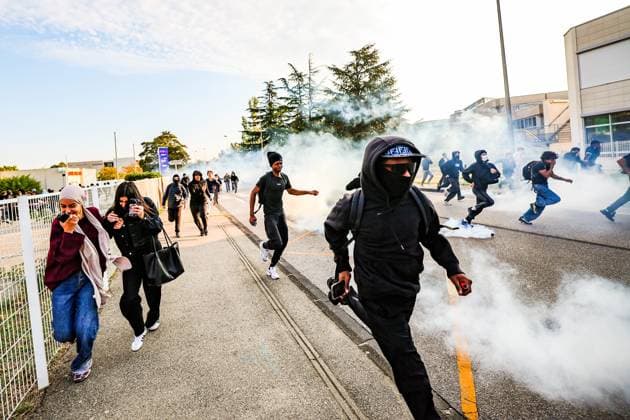 HIGH SCHOOL STUDENTS PROTEST IN VALENCE PHOTOPQR LE DAUPHINE Eliot BERNARD Valence October 5, 2026 Valence, October 5: High school students protest at Algoud Laffemas High School. Photo by Eliot Bernard. France. Fires have broken out at several schools in France as students protest by blocking access to educational institutions nationwide over school funding and learning conditions. Valence, Drôme, Rhône-Alpes, France  Copyright: xPHOTOPQR LExDAUPHINE MAXPPPxEliotxBERNARDx 20261005JDL0244 20261005JDL0244