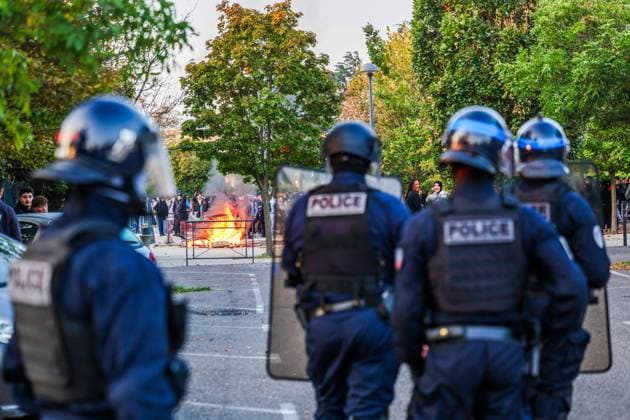 HIGH SCHOOL STUDENTS PROTEST IN VALENCE PHOTOPQR LE DAUPHINE Eliot BERNARD Valence October 5, 2026 Valence, October 5: High school students protest at Algoud Laffemas High School. Photo by Eliot Bernard. France. Fires have broken out at several schools in France as students protest by blocking access to educational institutions nationwide over school funding and learning conditions. Valence, Drôme, Rhône-Alpes, France  Copyright: xPHOTOPQR LExDAUPHINE MAXPPPxEliotxBERNARDx 20261005JDL0256 20261005JDL0256