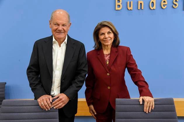 ABB BPK Olaf Scholz, former Federal Chancellor and Co-Chair of the ENSK, with Laura Chinchilla Miranda, President-elect of Costa Rica and Co-Chair of the ENSK Topic: Presentation of the North-South Commission on Development Policy (ENSK) Press Conference on the Composition and Priority Issues of the North-South Commi