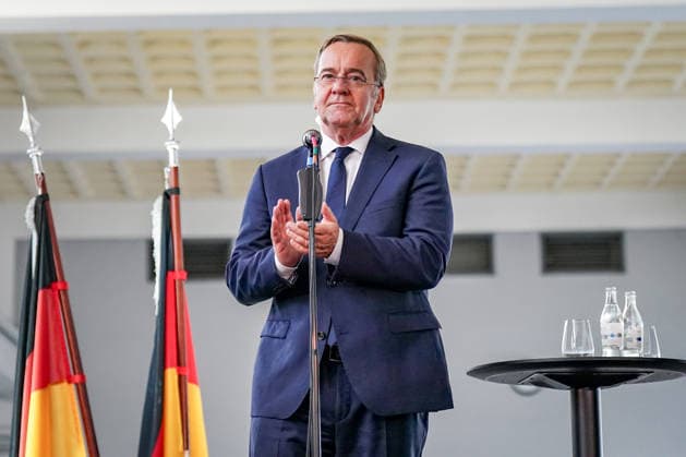 Germany, Emden: Federal Minister of Defense Boris Pistorius applauds during a press conference announcing the decision to establish a second German Navy base in Emden. Portrait, applause, Boris Pistorius, Federal Minister of Defense, Federal Government, Bundeswehr, German Navy, naval base, location decision, defense policy, Copyright: xJOERANxSTEINSIEKx