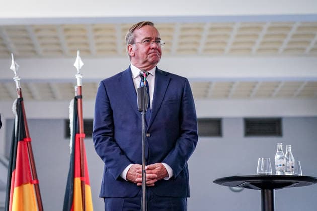 Germany, Emden: Federal Minister of Defense Boris Pistorius applauds during a press conference announcing the decision to establish a second German Navy base in Emden. Portrait, applause, Boris Pistorius, Federal Minister of Defense, Federal Government, Bundeswehr, German Navy, naval base, location decision, defense policy, Copyright: xJOERANxSTEINSIEKx
