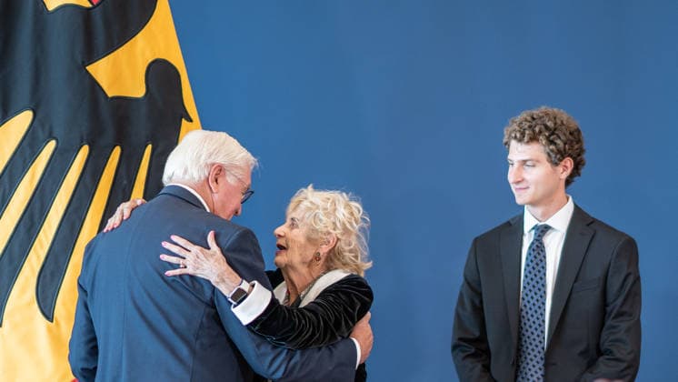 Federal President Frank Walter Steinmeier awards the Order of Merit of the Federal Republic of Germany to 21 citizens on German Unity Day: Tova Friedman and Aron Goodman, Holocaust survivors and their grandson, who work together on TikTok to educate people about the Shoah. Federal President awards the Order of Merit