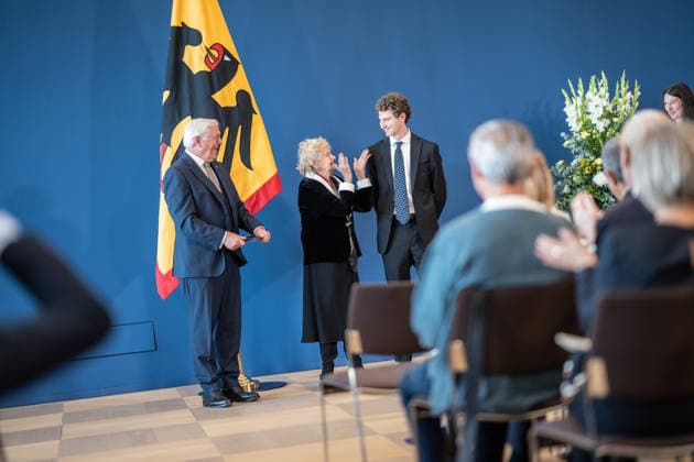 Federal President Frank Walter Steinmeier awards the Order of Merit of the Federal Republic of Germany to 21 citizens on German Unity Day: Tova Friedman and Aron Goodman, Holocaust survivors and their grandson, who work together on TikTok to educate people about the Shoah. Federal President awards the Order of Merit