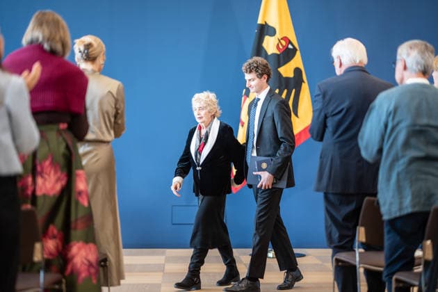 Federal President Frank Walter Steinmeier awards the Order of Merit of the Federal Republic of Germany to 21 citizens on German Unity Day: Tova Friedman and Aron Goodman, Holocaust survivors and their grandson, who work together on TikTok to educate people about the Shoah. Federal President awards the Order of Merit