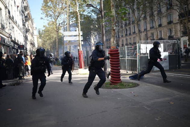 Clashes With Police During Student Protest - Paris Clashes between protesters and law enforcement during a student demonstration near Place de la Bastille in Paris, in the 11th arrondissement, France, on October 5, 2026. Students continue their protest to demand the hiring of substitute teachers, increased resources, and decent learning conditions. Photo by Raphael Lafargue ABACAPRESS.COM Paris Ile-de-France France  Copyright: xLafarguexRaphael ABACAx
