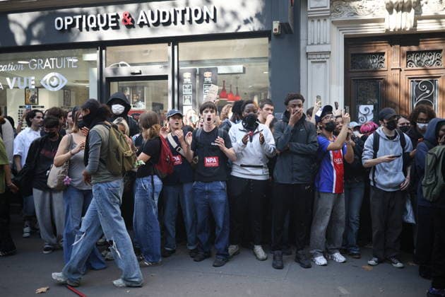 Clashes With Police During Student Protest - Paris Clashes between protesters and law enforcement during a student demonstration near Place de la Bastille in Paris, in the 11th arrondissement, France, on October 5, 2026. Students continue their protest to demand the hiring of substitute teachers, increased resources, and decent learning conditions. Photo by Raphael Lafargue ABACAPRESS.COM Paris Ile-de-France France  Copyright: xLafarguexRaphael ABACAx