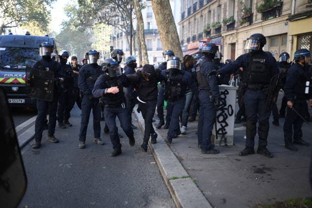 Clashes With Police During Student Protest - Paris Clashes between protesters and law enforcement during a student demonstration near Place de la Bastille in Paris, in the 11th arrondissement, France, on October 5, 2026. Students continue their protest to demand the hiring of substitute teachers, increased resources, and decent learning conditions. Photo by Raphael Lafargue ABACAPRESS.COM Paris Ile-de-France France  Copyright: xLafarguexRaphael ABACAx