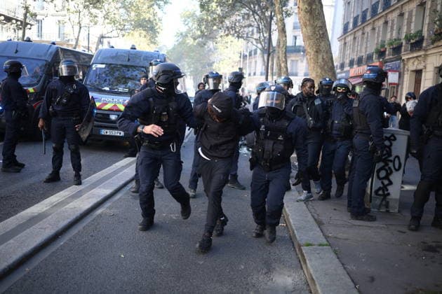 Clashes With Police During Student Protest - Paris Clashes between protesters and law enforcement during a student demonstration near Place de la Bastille in Paris, in the 11th arrondissement, France, on October 5, 2026. Students continue their protest to demand the hiring of substitute teachers, increased resources, and decent learning conditions. Photo by Raphael Lafargue ABACAPRESS.COM Paris Ile-de-France France  Copyright: xLafarguexRaphael ABACAx