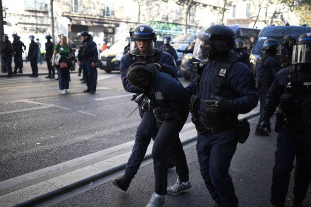 Clashes With Police During Student Protest - Paris Clashes between protesters and law enforcement during a student demonstration near Place de la Bastille in Paris, in the 11th arrondissement, France, on October 5, 2026. Students continue their protest to demand the hiring of substitute teachers, increased resources, and decent learning conditions. Photo by Raphael Lafargue ABACAPRESS.COM Paris Ile-de-France France  Copyright: xLafarguexRaphael ABACAx