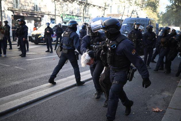 Clashes With Police During Student Protest - Paris Clashes between protesters and law enforcement during a student demonstration near Place de la Bastille in Paris, in the 11th arrondissement, France, on October 5, 2026. Students continue their protest to demand the hiring of substitute teachers, increased resources, and decent learning conditions. Photo by Raphael Lafargue ABACAPRESS.COM Paris Ile-de-France France  Copyright: xLafarguexRaphael ABACAx