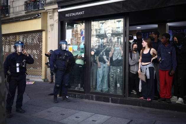 Clashes With Police During Student Protest - Paris Clashes between protesters and law enforcement during a student demonstration near Place de la Bastille in Paris, in the 11th arrondissement, France, on October 5, 2026. Students continue their protest to demand the hiring of substitute teachers, increased resources, and decent learning conditions. Photo by Raphael Lafargue ABACAPRESS.COM Paris Ile-de-France France  Copyright: xLafarguexRaphael ABACAx
