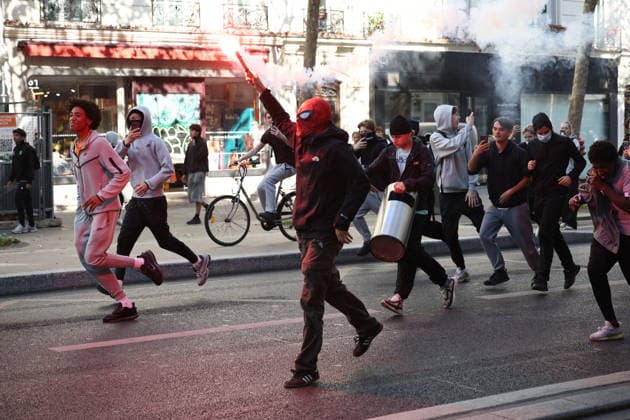 Clashes With Police During Student Protest - Paris Clashes between protesters and law enforcement during a student demonstration near Place de la Bastille in Paris, in the 11th arrondissement, France, on October 5, 2026. Students continue their protest to demand the hiring of substitute teachers, increased resources, and decent learning conditions. Photo by Raphael Lafargue ABACAPRESS.COM Paris Ile-de-France France  Copyright: xLafarguexRaphael ABACAx