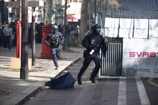 Clashes With Police During Student Protest - Paris Clashes between protesters and law enforcement during a student demonstration near Place de la Bastille in Paris, in the 11th arrondissement, France, on October 5, 2026. Students continue their protest to demand the hiring of substitute teachers, increased resources, and decent learning conditions. Photo by Raphael Lafargue ABACAPRESS.COM Paris Ile-de-France France  Copyright: xLafarguexRaphael ABACAx