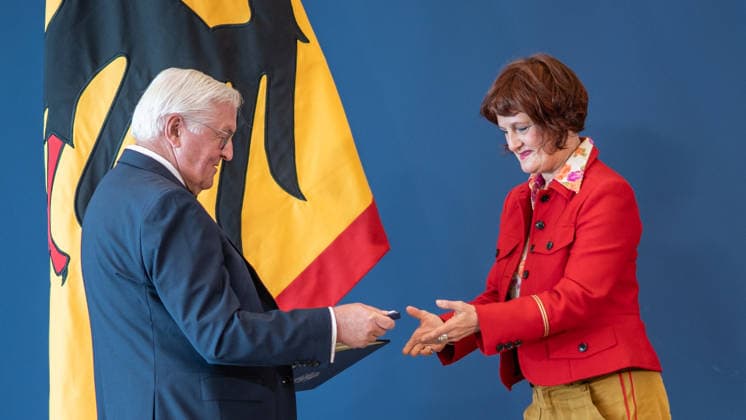 Federal President Frank Walter Steinmeier awards the Order of Merit of the Federal Republic of Germany to 21 citizens on German Unity Day Annette Dittert, journalist Federal President awards the Order of Merit of the Federal Republic of Germany on German Unity Day, Berlin, Germany, official residence at the Spreebogen