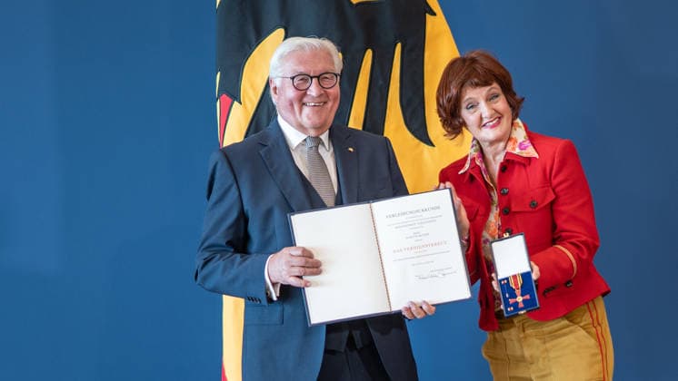 Federal President Frank Walter Steinmeier awards the Order of Merit of the Federal Republic of Germany to 21 citizens on German Unity Day Annette Dittert, journalist Federal President awards the Order of Merit of the Federal Republic of Germany on German Unity Day, Berlin, Germany, official residence at the Spreebogen