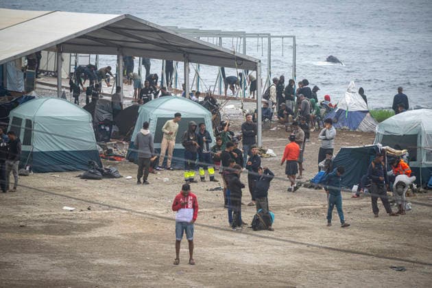 Second day of the evacuation of El Trampolín Beach in Ceuta National Police officers intervene during the evacuation of the group of migrants gathered on El Trampolín Beach on October 5, 2026, in Ceuta, Spain. The National Police escort buses filled with migrants evicted from Trampolín Beach toward the Tarajal border area, where some choose to stay at the Temporary Assistance Center for Foreigners (CATE) to be registered and subsequently accommodated, while others prefer to return to Morocco on foot and voluntarily. October 5, 2026, Spain  Copyright: xMarcosxMorenox 7822336