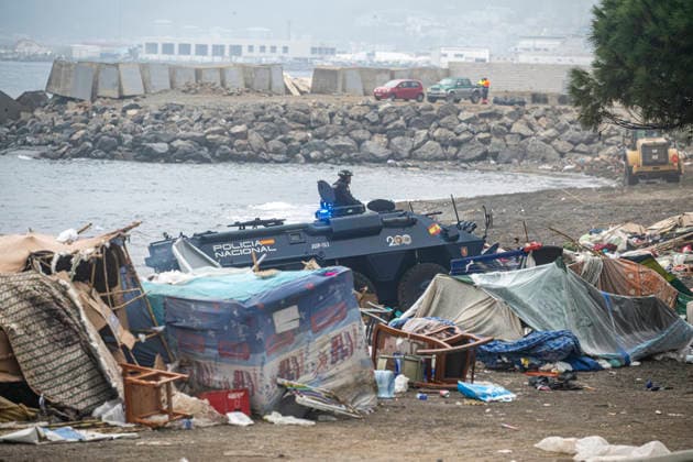 Second day of the evacuation of El Trampolín Beach in Ceuta National Police officers intervene during the evacuation of the group of migrants gathered on El Trampolín Beach on October 5, 2026, in Ceuta, Spain. The National Police escort buses filled with migrants evicted from Trampolín Beach toward the Tarajal border area, where some choose to stay at the Temporary Assistance Center for Foreigners (CATE) to be registered and subsequently accommodated, while others prefer to return to Morocco on foot and voluntarily. October 5, 2026, Spain  Copyright: xMarcosxMorenox 7822333