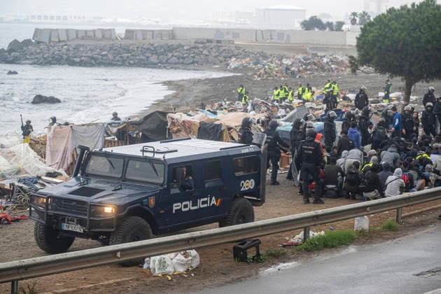 Second day of the evacuation of El Trampolín Beach in Ceuta National Police officers intervene during the evacuation of the group of migrants gathered on El Trampolín Beach on October 5, 2026, in Ceuta, Spain. The National Police escort buses filled with migrants evicted from Trampolín Beach toward the Tarajal border area, where some choose to stay at the Temporary Assistance Center for Foreigners (CATE) to be registered and subsequently accommodated, while others prefer to return to Morocco on foot and voluntarily. October 5, 2026, Spain  Copyright: xMarcosxMorenox 7822338