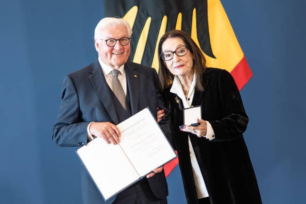 Federal President Frank Walter Steinmeier awards the Order of Merit of the Federal Republic of Germany to 21 citizens on German Unity Day Nana Mouskouri, singer and musician Federal President awards the Order of Merit of the Federal Republic of Germany on German Unity Day, Berlin, Germany; official residence at the Spreebogen