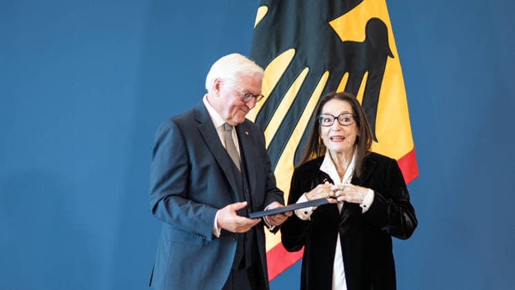 Federal President Frank Walter Steinmeier awards the Order of Merit of the Federal Republic of Germany to 21 citizens on German Unity Day Nana Mouskouri, singer and musician Federal President awards the Order of Merit of the Federal Republic of Germany on German Unity Day, Berlin, Germany; official residence at the Spreebogen