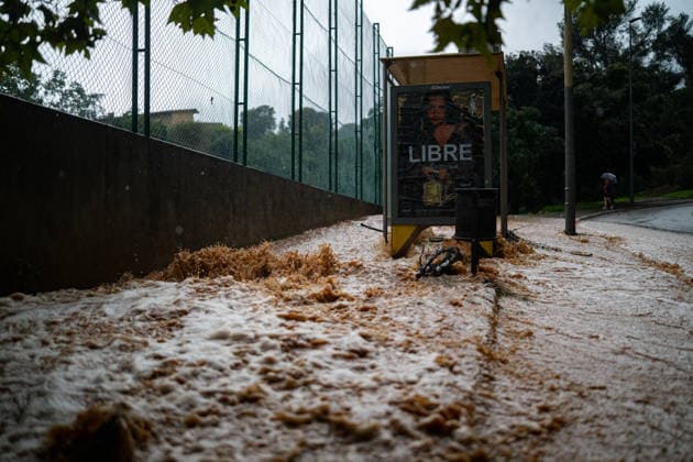 Heavy rains in Catalonia cause widespread disruption. A flooded street in the Nou Barris neighborhood on October 5, 2026, in Barcelona, Catalonia, Spain. Rain and storms will once again dominate the day on Monday, though with less intensity than over the weekend, with yellow and orange alerts in effect at times in some areas of the country, and even a red alert remaining in effect until 10 a.m. in Barcelona, with a cumulative rainfall of 90 L m². OCTOBER 5, 2026 Lorena Sopê Barcelona, Catalonia, Spain  Copyright: xLorenaxSopÃªnax 7822395
