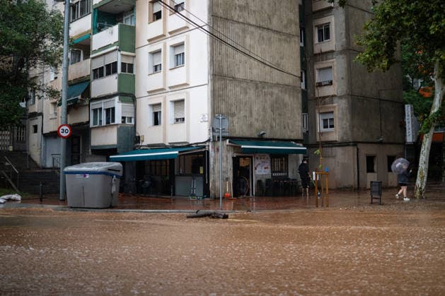Heavy rains in Catalonia cause widespread disruption. A flooded street in the Nou Barris neighborhood on October 5, 2026, in Barcelona, Catalonia, Spain. Rain and storms will once again dominate the day on Monday, though with less intensity than over the weekend, with yellow and orange alerts in effect at times in some areas of the country, and even a red alert remaining in effect until 10 a.m. in Barcelona, with a cumulative rainfall of 90 L m². OCTOBER 5, 2026 Lorena Sopê Barcelona, Catalonia, Spain  Copyright: xLorenaxSopÃªnax 7822396
