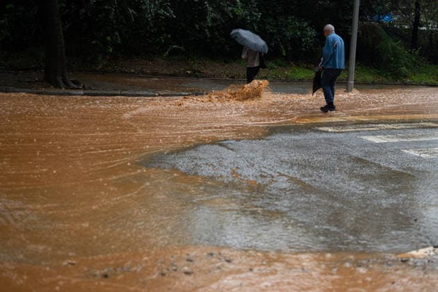 Heavy rains in Catalonia cause widespread disruption. A flooded street in the Nou Barris neighborhood on October 5, 2026, in Barcelona, Catalonia, Spain. Rain and storms will once again dominate the day on Monday, though with less intensity than over the weekend, with yellow and orange alerts in effect at times in some areas of the country, and even a red alert remaining in effect until 10 a.m. in Barcelona, with a cumulative rainfall of 90 L m². OCTOBER 5, 2026 Lorena Sopê Barcelona, Catalonia, Spain  Copyright: xLorenaxSopÃªnax 7822399