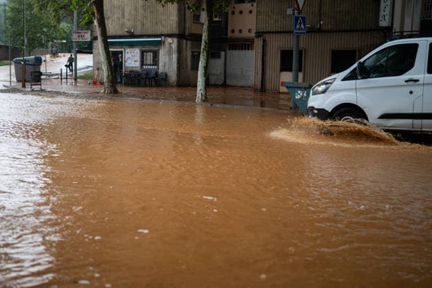 Heavy rains in Catalonia cause widespread disruption. A flooded street in the Nou Barris neighborhood on October 5, 2026, in Barcelona, Catalonia, Spain. Rain and storms will once again shape the day on Monday, though with less intensity than over the weekend, with yellow and orange alerts in effect at times in some areas of the country, and even a red alert remaining in effect until 10 a.m. in Barcelona, with a cumulative rainfall of 90 l m². OCTOBER 5, 2026 Lorena Sopê Barcelona, Catalonia, Spain  Copyright: xLorenaxSopÃªnax 7822392