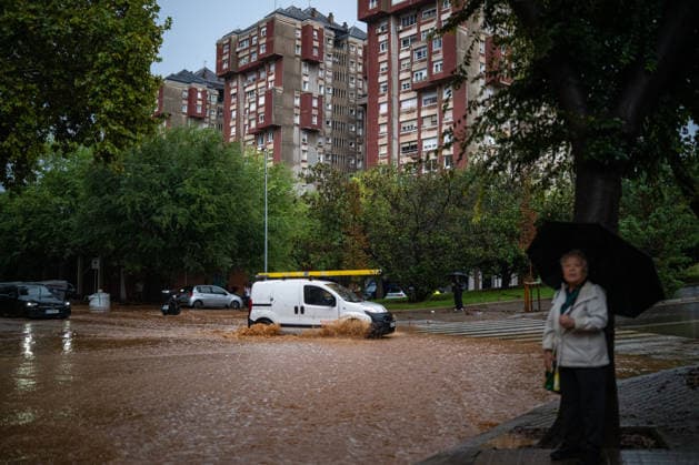 Heavy rains in Catalonia cause widespread disruption. A flooded street in the Nou Barris neighborhood on October 5, 2026, in Barcelona, Catalonia, Spain. Rain and storms will once again shape the day on Monday, though with less intensity than over the weekend, with yellow and orange alerts in effect at times in some areas of the country, and even a red alert remaining in effect until 10 a.m. in Barcelona, with a cumulative rainfall of 90 l m². OCTOBER 5, 2026 Lorena Sopê Barcelona, Catalonia, Spain  Copyright: xLorenaxSopÃªnax 7822394
