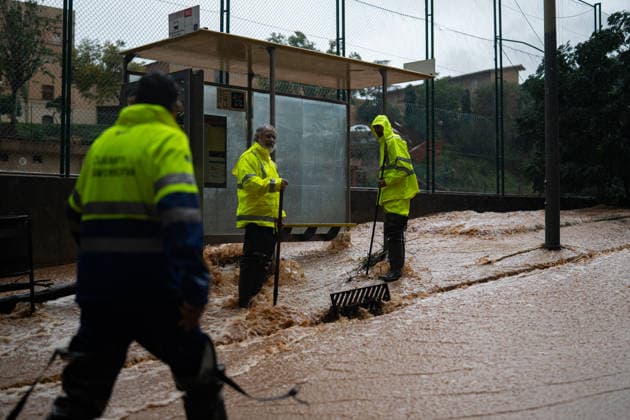 Heavy rains in Catalonia cause widespread disruption. Several workers clean up a flooded street in the Nou Barris neighborhood on October 5, 2026, in Barcelona, Catalonia, Spain. Rain and storms will once again dominate the day on Monday, though with less intensity than over the weekend, with yellow and orange alerts in effect at times in some areas of the country, and even a red alert remaining in effect until 10 a.m. in Barcelona, with cumulative rainfall of 90 l m². OCTOBER 5, 2026 Lorena Sopê Barcelona, Catalonia, Spain  Copyright: xLorenaxSopÃªnax 7822402