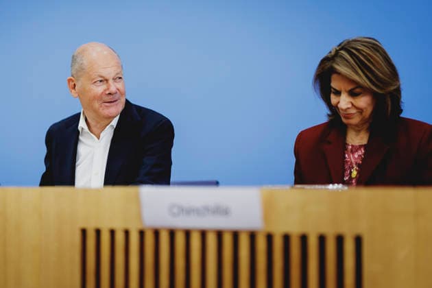 L R Olaf Scholz, former Federal Chancellor and Co-Chair of the ENSK, and Laura Chinchilla Miranda, former President of Costa Rica and Co-Chair of the ENSK, photographed during the press conference to present the North-South Commission on Development Policy in Berlin, October 5, 2026, Berlin, Germany Copyright: xFlorianxGaertnerx