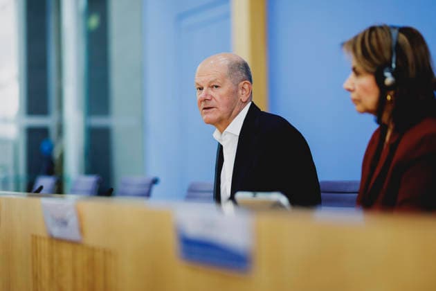 L R Olaf Scholz, former Federal Chancellor and Co-Chair of the ENSK, and Laura Chinchilla Miranda, former President of Costa Rica and Co-Chair of the ENSK, photographed during the press conference to introduce the North-South Commission on Development Policy in Berlin, October 5, 2026, Berlin, Germany Copyright: xFlorianxGaertnerx