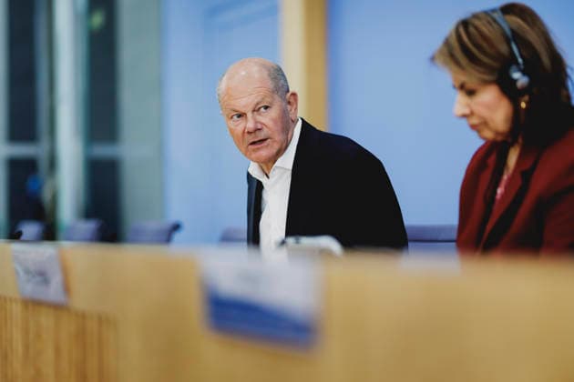 L R Olaf Scholz, former Federal Chancellor of Germany and Co-Chair of the ENSK, and Laura Chinchilla Miranda, former President of Costa Rica and Co-Chair of the ENSK, photographed during the press conference to introduce the North-South Commission on Development Policy in Berlin, October 5, 2026, Berlin, Germany Copyright: xFlorianxGaertnerx