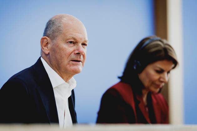 L R Olaf Scholz, former Federal Chancellor and Co-Chair of the ENSK, and Laura Chinchilla Miranda, former President of Costa Rica and Co-Chair of the ENSK, photographed during the press conference to present the North-South Commission on Development Policy in Berlin, October 5, 2026, Berlin, Germany Copyright: xFlorianxGaertnerx