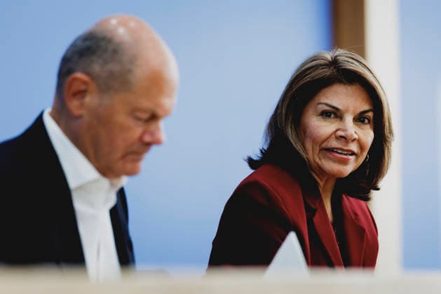 L R Olaf Scholz, former Federal Chancellor and Co-Chair of the ENSK, and Laura Chinchilla Miranda, former President of Costa Rica and Co-Chair of the ENSK, photographed during the press conference to introduce the North-South Commission on Development Policy in Berlin, October 5, 2026, Berlin, Germany Copyright: xFlorianxGaertnerx