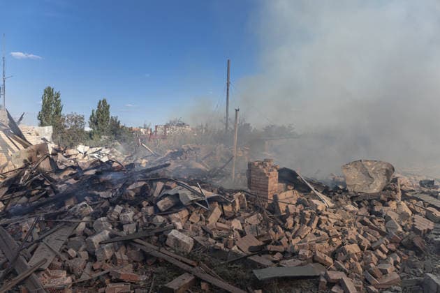 Ukrainian firefighters battle blaze after Russian strike in Sloviansk SLOVIANSK, UKRAINE - OCTOBER 5: Ukrainian firefighters put out the fire following a Russian attack on a commercial warehouse that has left at least one person injured and one dead, in the city of Sloviansk, Ukraine, October 5th, 2026. Diego Herrera Carcedo Anadolu Sloviansk Ukraine. Editorial use only. Please get in touch for any other usage.  Copyright: x2026xAnadoluxDiegoxHerreraxCarcedox