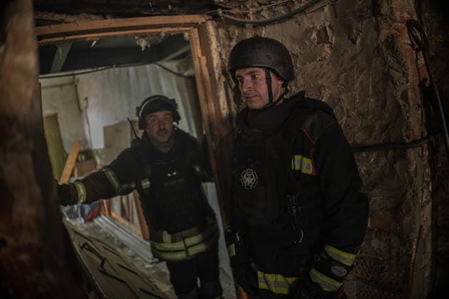 Ukrainian firefighters battle blaze after Russian strike in Sloviansk SLOVIANSK, UKRAINE - OCTOBER 5: Ukrainian firefighters take cover from a Russian FPV drone whilst putting out the fire following a Russian attack on a commercial warehouse that has left at least one person injured and one dead, in the city of Sloviansk, Ukraine, October 5th, 2026. Diego Herrera Carcedo Anadolu Sloviansk Ukraine. Editorial use only. Please get in touch for any other usage.  Copyright: x2026xAnadoluxDiegoxHerreraxCarcedox