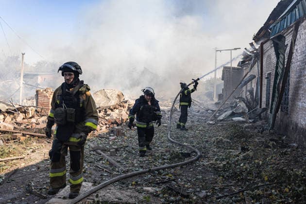 Ukrainian firefighters battle blaze after Russian strike in Sloviansk SLOVIANSK, UKRAINE - OCTOBER 5: Ukrainian firefighters put out the fire following a Russian attack on a commercial warehouse that has left at least one person injured and one dead, in the city of Sloviansk, Ukraine, October 5th, 2026. Diego Herrera Carcedo Anadolu Sloviansk Ukraine. Editorial use only. Please get in touch for any other usage.  Copyright: x2026xAnadoluxDiegoxHerreraxCarcedox