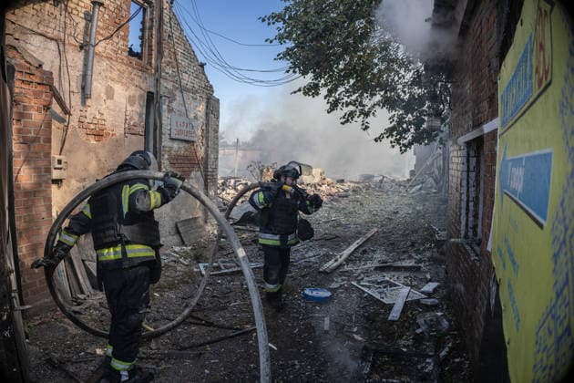 Ukrainian firefighters battle blaze after Russian strike in Sloviansk SLOVIANSK, UKRAINE - OCTOBER 5: Ukrainian firefighters put out the fire following a Russian attack on a commercial warehouse that has left at least one person injured and one dead, in the city of Sloviansk, Ukraine, October 5th, 2026. Diego Herrera Carcedo Anadolu Sloviansk Ukraine. Editorial use only. Please get in touch for any other usage.  Copyright: x2026xAnadoluxDiegoxHerreraxCarcedox