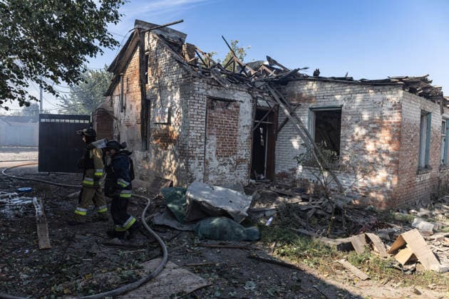Ukrainian firefighters battle blaze after Russian strike in Sloviansk SLOVIANSK, UKRAINE - OCTOBER 5: Ukrainian firefighters put out the fire following a Russian attack on a commercial warehouse that has left at least one person injured and one dead, in the city of Sloviansk, Ukraine, October 5th, 2026. Diego Herrera Carcedo Anadolu Sloviansk Ukraine. Editorial use only. Please get in touch for any other usage.  Copyright: x2026xAnadoluxDiegoxHerreraxCarcedox
