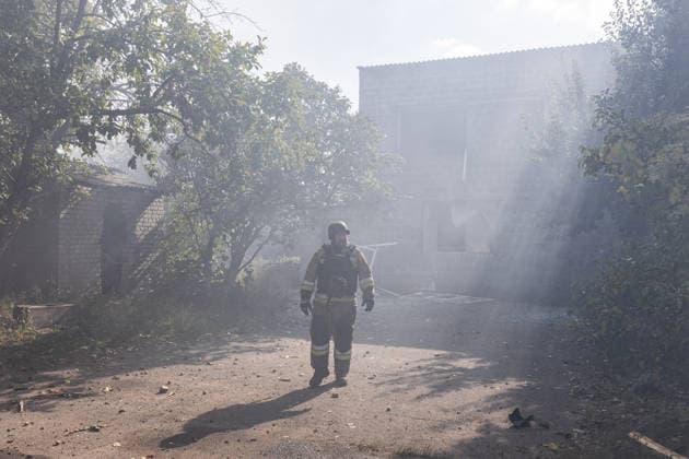 Ukrainian firefighters battle blaze after Russian strike in Sloviansk SLOVIANSK, UKRAINE - OCTOBER 5: Ukrainian firefighters put out the fire following a Russian attack on a commercial warehouse that has left at least one person injured and one dead, in the city of Sloviansk, Ukraine, October 5th, 2026. Diego Herrera Carcedo Anadolu Sloviansk Ukraine. Editorial use only. Please get in touch for any other usage.  Copyright: x2026xAnadoluxDiegoxHerreraxCarcedox