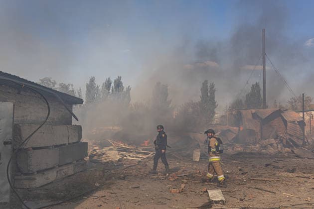Ukrainian firefighters battle blaze after Russian strike in Sloviansk SLOVIANSK, UKRAINE - OCTOBER 5: Ukrainian firefighters put out the fire following a Russian attack on a commercial warehouse that has left at least one person injured and one dead, in the city of Sloviansk, Ukraine, October 5th, 2026. Diego Herrera Carcedo Anadolu Sloviansk Ukraine. Editorial use only. Please get in touch for any other usage.  Copyright: x2026xAnadoluxDiegoxHerreraxCarcedox