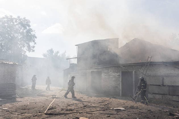 Ukrainian firefighters battle blaze after Russian strike in Sloviansk SLOVIANSK, UKRAINE - OCTOBER 5: Ukrainian firefighters put out the fire following a Russian attack on a commercial warehouse that has left at least one person injured and one dead, in the city of Sloviansk, Ukraine, October 5th, 2026. Diego Herrera Carcedo Anadolu Sloviansk Ukraine. Editorial use only. Please get in touch for any other usage.  Copyright: x2026xAnadoluxDiegoxHerreraxCarcedox